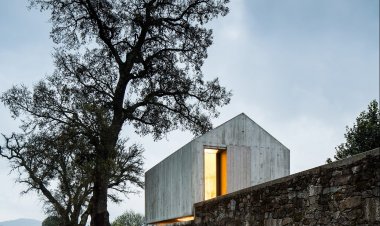 Casa de concreto armado suspensa. #arquitetura #concretoarmado