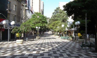 A importância de um calçadão em um centro urbano.