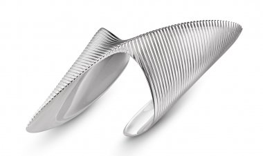 Zaha Hadid projeta jóias que relembram suas obras